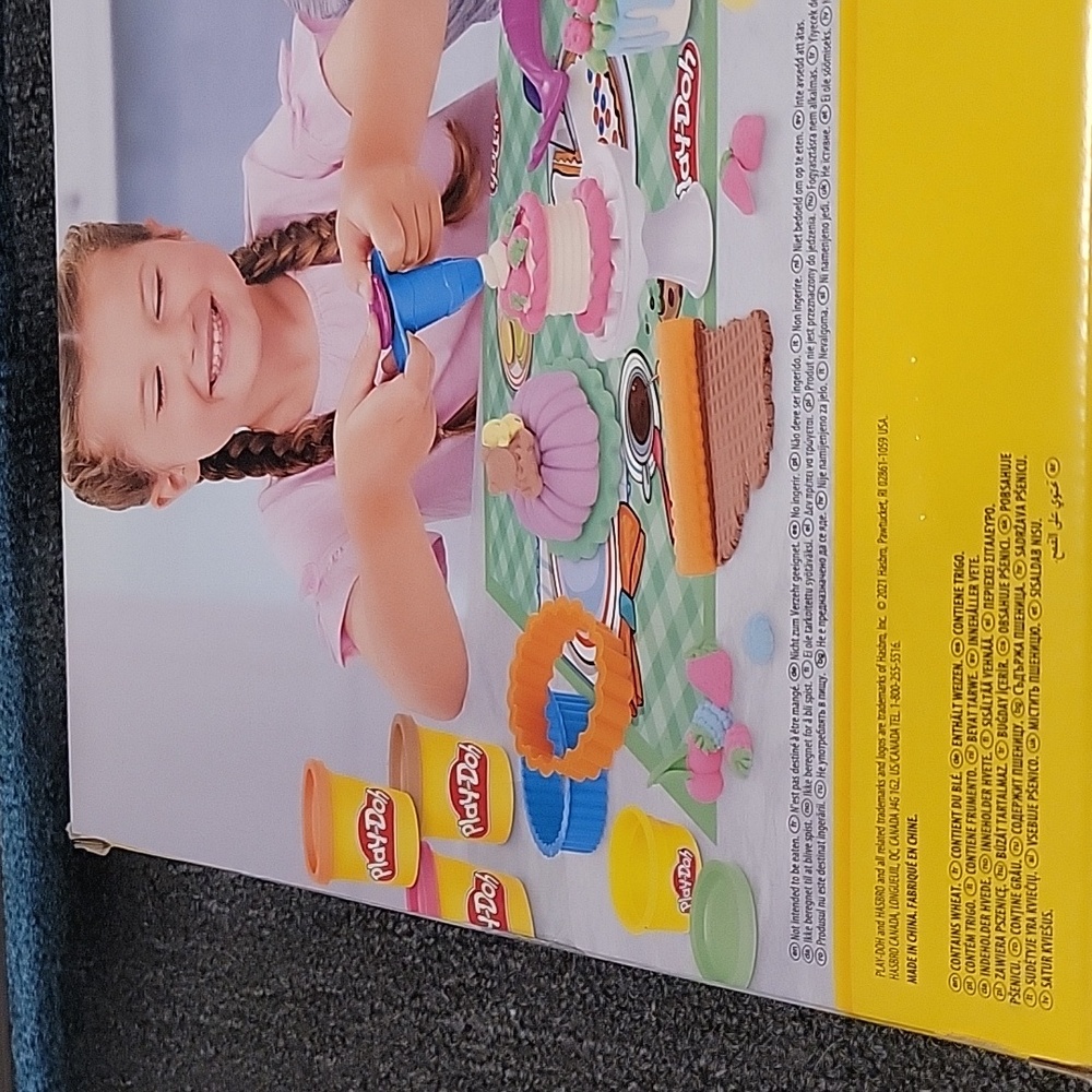 Play-Doh Kitchen Creations - Sweet Cakes Playset with 8 Colors, Playmat, Over 15 - Picture 4 of 7